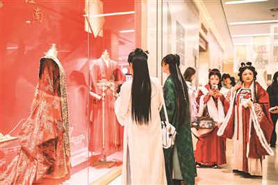 觀眾觀賞“錦繡江南”特展展出的影視劇服飾。