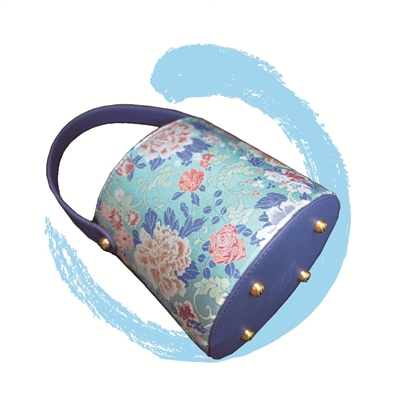 根據(jù)蘇州絲綢博物館館藏文物紋樣設(shè)計(jì)的“福桶”。施 意攝（人民視覺）