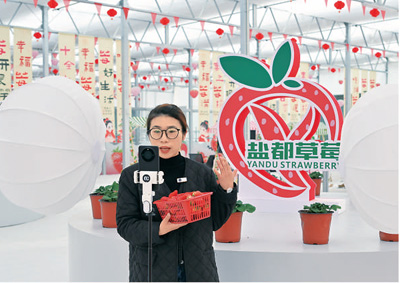 鹽都區(qū)潘黃街道新民村村民在直播賣貨。