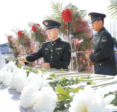 官兵在新四軍劉老莊連紀(jì)念園進(jìn)行紀(jì)念活動。劉須連攝