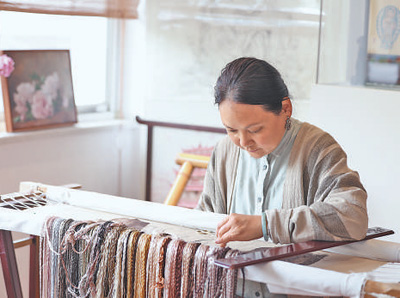 鄒英姿正在刺繡。余 樂攝