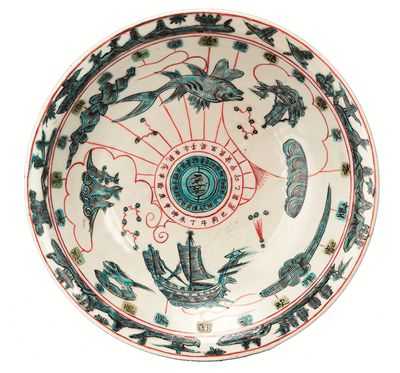明代漳州窯五彩航海圖瓷盤（漳州市博物館藏）。