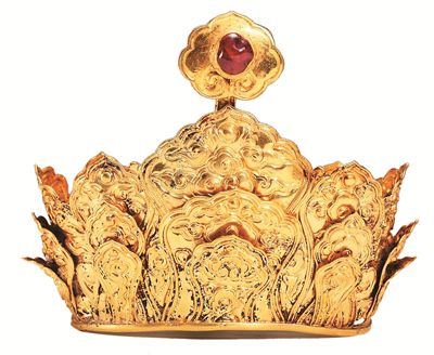 明代鑲紅寶石金冠（南京博物院藏）。