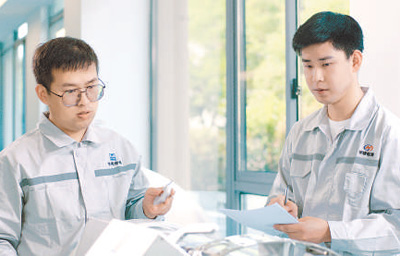  王海浪（左）在指導(dǎo)徒弟。受訪者供圖