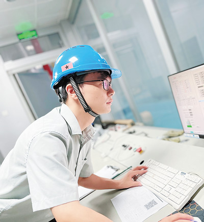 豐勝在調(diào)試試驗(yàn)參數(shù)。吳江變壓器有限公司供圖