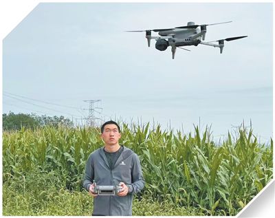 何祖強(qiáng)操控?zé)o人機(jī)。受訪者供圖