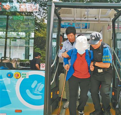 工作人員攙扶老人下車。以上圖片均為張賢超攝