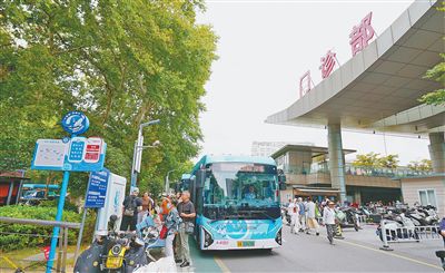 就醫(yī)專線車輛停靠醫(yī)院門診部外。