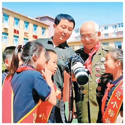 姚振鋒（左四）與老兵來到學校開展愛國主義教育活動。厲飛攝