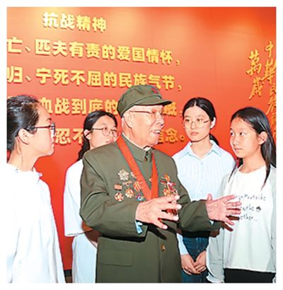 抗聯老兵和大學生一起高唱《露營之歌》。姚振鋒攝