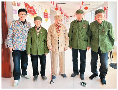 史云鵬（左一）和4名老兵合影。肥城市委宣傳部供圖