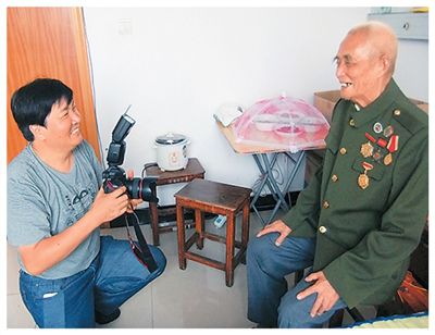 王玉華（左）在采訪老兵孫春林。陳旻攝