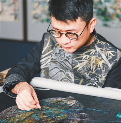 付健正在繡制青銅器主題作品。以上圖片均為梁凱燕攝