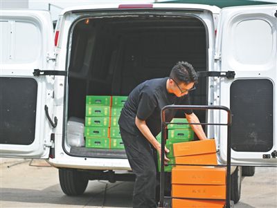 圖為陳月浩在搬運水蜜桃。姚玉婷攝（人民視覺）