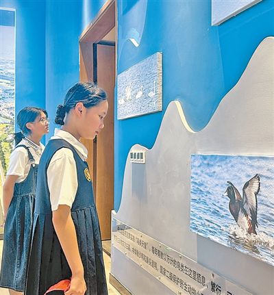 學(xué)生們正在參觀赤山湖灌溉工程展示館。姚雪青 王 維攝影報道