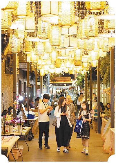 游客在仁豐里歷史文化街區(qū)的夜市游玩。張卓君攝