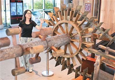 在赤山湖灌溉工程展示館，工作人員介紹龍骨水車。新華社記者 季春鵬攝