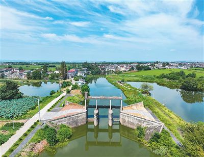建于民國(guó)時(shí)期的赤山閘。新華社記者 季春鵬攝