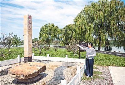 在赤山湖國(guó)家濕地公園，工作人員介紹磐石水則。新華社記者 季春鵬攝