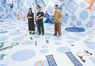 觀眾在南京博物院體驗“觀天下·坤輿萬國全圖”VR大空間沉浸式展覽。新華社記者 李 博攝