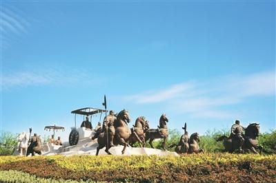 徐州漢文化景區(qū)“車馬出行”雕塑廣場(chǎng)。