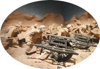 主題雕塑“運(yùn)輸線上”。本文圖片來源：淮海戰(zhàn)役紀(jì)念館