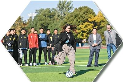 在南京市雨花臺(tái)中學(xué)，嘉賓與球員互動(dòng)。新華社記者 季春鵬攝