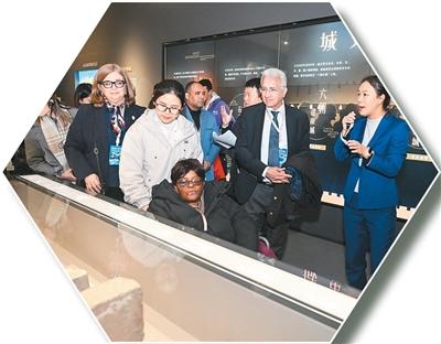 嘉賓在南京城墻博物館參觀。新華社記者 季春鵬攝