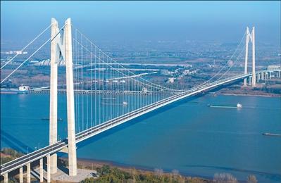 圖為通車(chē)后的南京新生圩長(zhǎng)江大橋。趙振宇攝（人民視覺(jué)）