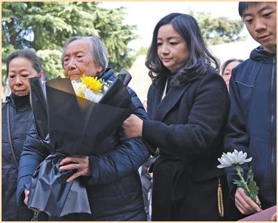 11月30日，夏淑琴（左二）參加南京大屠殺死難者家庭祭告活動(dòng)。泱 波攝（人民視覺）