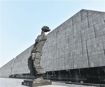 侵華日軍南京大屠殺遇難同胞紀(jì)念館入口處的雕塑《家破人亡》。（資料圖片）