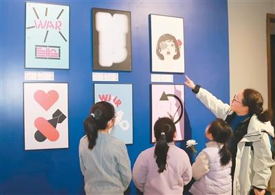 觀眾參觀展覽。侵華日軍南京大屠殺遇難同胞紀(jì)念館供圖